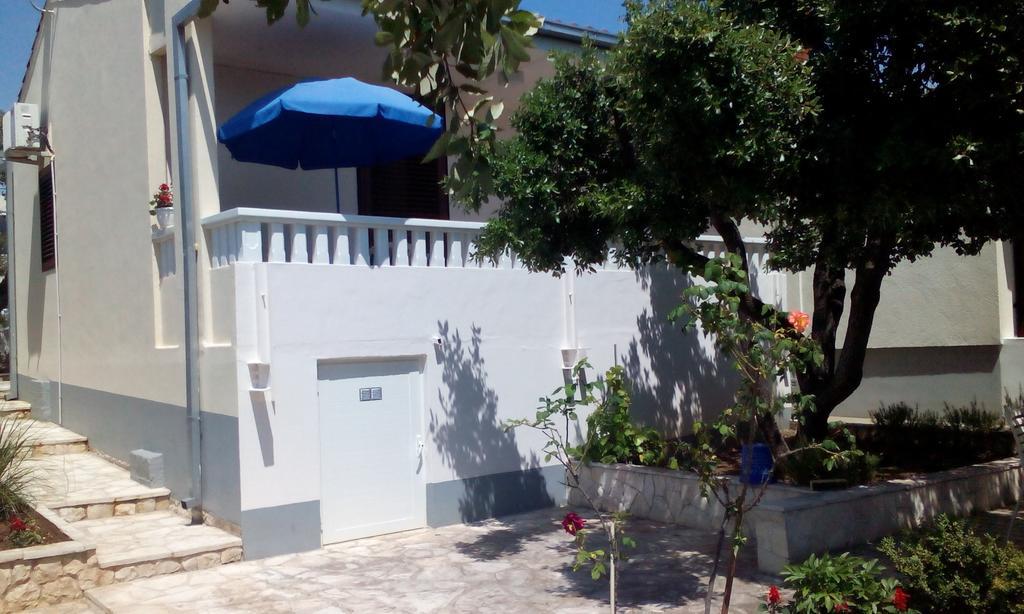 Apartment Basic Petrcane Exterior photo