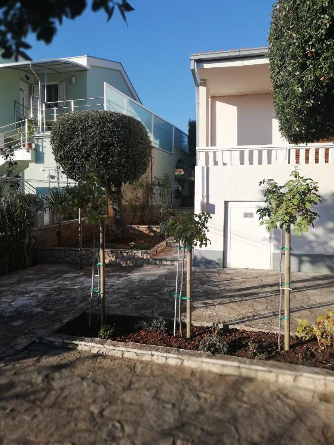 Apartment Basic Petrcane Exterior photo