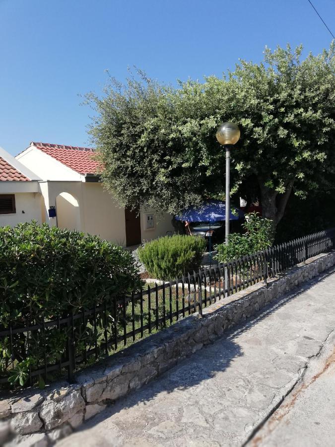 Apartment Basic Petrcane Exterior photo